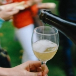 Садовод отдыхает после работы в огороде с цифровыми развлечениями