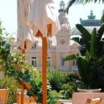 Садовод отдыхает дома после работы в огороде с планшетом