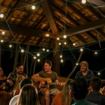 Садовод отдыхает дома после работ на участке