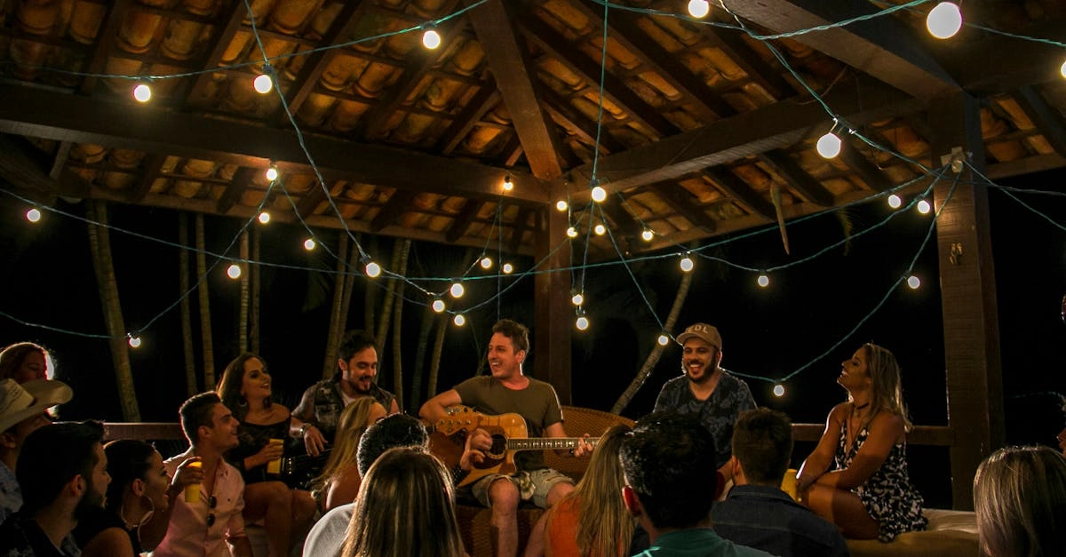 Садовод отдыхает дома после работ на участке