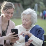 Садовод отдыхает за игрой в онлайн автоматы после работы в огороде