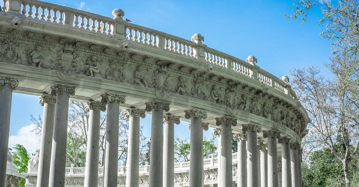 Тематический сад в античном стиле с элементами древнегреческого дизайна